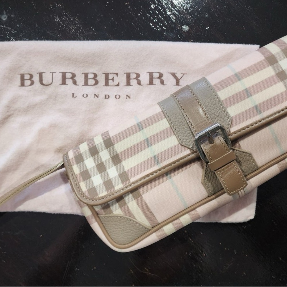 Vintage Burberry
Nova Check Lola Candy
Wristlet